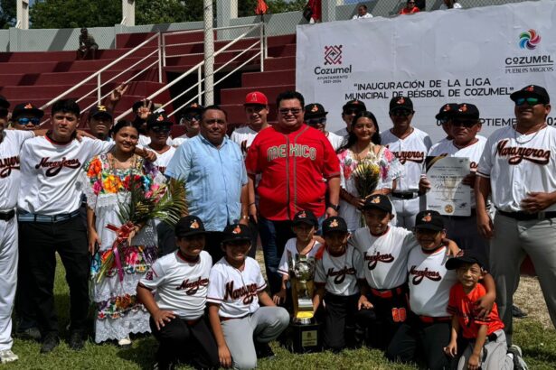 Lanza Chacón pelota inaugural de la Liga Municipal de Béisbol