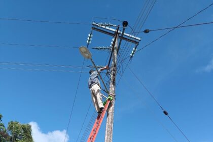 Dan solución a desperfecto en red eléctrica de colonias Francisco May y Jesús Martínez Ross