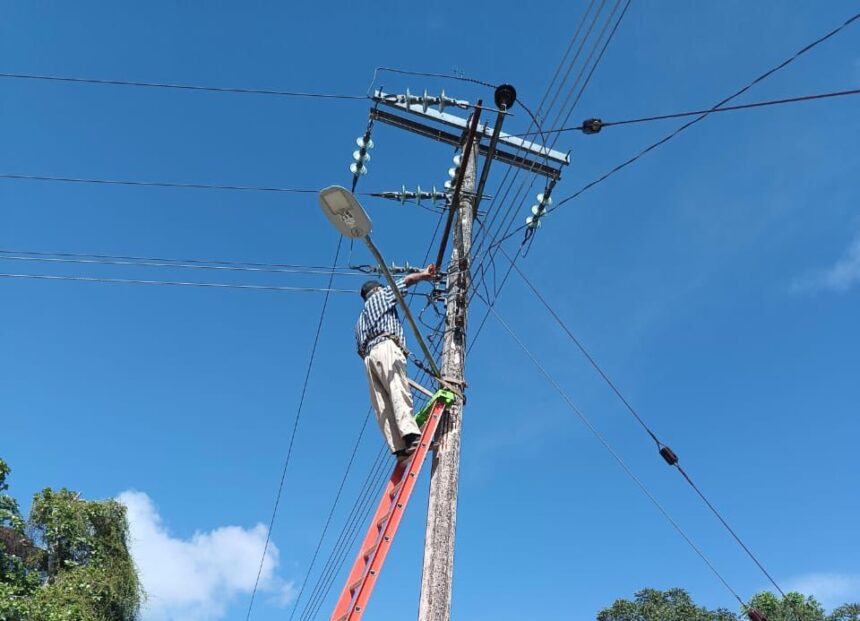 Dan solución a desperfecto en red eléctrica de colonias Francisco May y Jesús Martínez Ross