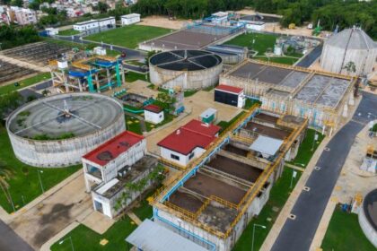 INVIERTE AGUAKAN MÁS DE 425 MDP EN PLANTA DE TRATAMIENTO DE ÚLTIMA GENERACIÓN EN CANCÚN 11.09.2024 La Planta de Tratamiento Norponiente II generará energía eléctrica con biogás. Los lodos producidos servirán como mejorador de suelo, promoviendo así la economía circular y la sostenibilidad logrando restaurar sitios contaminados. Con el compromiso de seguir realizando inversiones solidas en base al crecimiento urbano de Cancún y garantizar el adecuado manejo de las aguas residuales y el cuidado del medio ambiente, Aguakan puso en marcha en el último trimestre del año, la Planta de Tratamiento de Aguas Residuales (PTAR) Norponiente II en el municipio de Benito Juárez con una inversión superior a los 425 millones de pesos. Esta nueva Planta de Tratamiento de Aguas Residuales contará con infraestructura de rayos ultravioleta (UV), gracias al uso de digestores anaerobios (sistemas con microorganismos que descomponen la materia orgánica) generadores de biogás que posteriormente alimentarán turbinas y plantas generadoras de luz. La Planta de Tratamiento de Aguas Residuales Norponiente II, es única en la península, pues toda su maquinaria tecnológica es 100% sostenible con el medio ambiente, cumpliendo con la norma NOM-001-SEMARNAT-2021 que garantiza que la calidad del vital líquido sea apta para consumo humano y sus múltiples usos. Además, con esta nueva Planta de Tratamiento de Aguas Residuales se mejoran la calidad de vida de más de 250 mil habitantes de Benito Juárez, siendo esto un proyecto de impacto social por ser una fuente alternativa de energía como lo es el biogás, gracias al mejoramiento de las propiedades minerales del suelo, que en 2040 busca alcanzar un 34 por ciento de uso en el país, de acuerdo con cifras de la Asociación Mexicana de Biomasa y Biogás (AMBB). Todo lo anterior, hace parte de la innovación en el tratamiento de las aguas residuales y contribuye a la sostenibilidad en proyectos enfocados al sector para coadyuvar en la cobertura del agua del futuro, sin dejar a nadie atrás como lo marca la Organización de las saciones Unidas (ONU) en el sexto Objetivo de Desarrollo Sostenible (ODS).