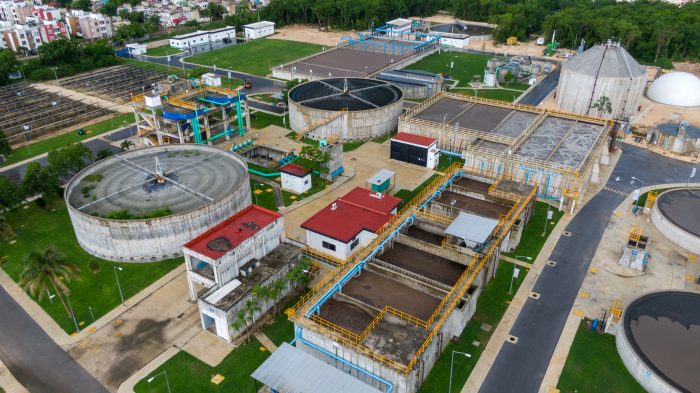 INVIERTE AGUAKAN MÁS DE 425 MDP EN PLANTA DE TRATAMIENTO DE ÚLTIMA GENERACIÓN EN CANCÚN 11.09.2024 La Planta de Tratamiento Norponiente II generará energía eléctrica con biogás. Los lodos producidos servirán como mejorador de suelo, promoviendo así la economía circular y la sostenibilidad logrando restaurar sitios contaminados. Con el compromiso de seguir realizando inversiones solidas en base al crecimiento urbano de Cancún y garantizar el adecuado manejo de las aguas residuales y el cuidado del medio ambiente, Aguakan puso en marcha en el último trimestre del año, la Planta de Tratamiento de Aguas Residuales (PTAR) Norponiente II en el municipio de Benito Juárez con una inversión superior a los 425 millones de pesos. Esta nueva Planta de Tratamiento de Aguas Residuales contará con infraestructura de rayos ultravioleta (UV), gracias al uso de digestores anaerobios (sistemas con microorganismos que descomponen la materia orgánica) generadores de biogás que posteriormente alimentarán turbinas y plantas generadoras de luz. La Planta de Tratamiento de Aguas Residuales Norponiente II, es única en la península, pues toda su maquinaria tecnológica es 100% sostenible con el medio ambiente, cumpliendo con la norma NOM-001-SEMARNAT-2021 que garantiza que la calidad del vital líquido sea apta para consumo humano y sus múltiples usos. Además, con esta nueva Planta de Tratamiento de Aguas Residuales se mejoran la calidad de vida de más de 250 mil habitantes de Benito Juárez, siendo esto un proyecto de impacto social por ser una fuente alternativa de energía como lo es el biogás, gracias al mejoramiento de las propiedades minerales del suelo, que en 2040 busca alcanzar un 34 por ciento de uso en el país, de acuerdo con cifras de la Asociación Mexicana de Biomasa y Biogás (AMBB). Todo lo anterior, hace parte de la innovación en el tratamiento de las aguas residuales y contribuye a la sostenibilidad en proyectos enfocados al sector para coadyuvar en la cobertura del agua del futuro, sin dejar a nadie atrás como lo marca la Organización de las saciones Unidas (ONU) en el sexto Objetivo de Desarrollo Sostenible (ODS).