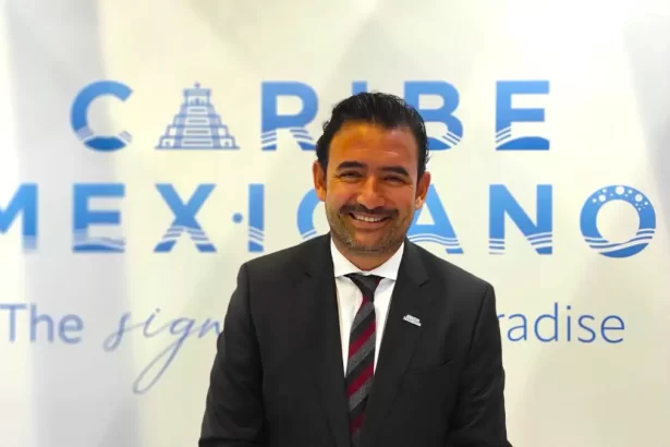 Andrés Martínez, Director del Consejo de Promoción Turística de Quintana Roo, brindó una actualización sobre la campaña «Caribe Mexicano: Una Nueva Era» y los resultados obtenidos. En una reciente entrevista para Reporte Lobby, Martínez ofreció un análisis detallado del impacto de la campaña en el mercado turístico global y los planes futuros. La campaña ha logrado un incremento del 15% en la cantidad de clics en los sitios web de aerolíneas y hoteles, evidenciando una respuesta positiva del público objetivo. El director del CPTQ destacó que el portal de la campaña se ha adaptado en más de 3000 variantes diferentes para reflejar ciudades como Ciudad de México, París y Nueva York, dependiendo de la ubicación del usuario. Esta adaptación permite una conexión más relevante con el potencial turista. Caribe Mexicano nuevos segmentos La campaña también se ha ajustado para atraer a distintos segmentos de turistas. «Hemos segmentado la campaña para captar el interés de diferentes tipos de viajeros, como familias, parejas y grupos de amigos. Además, el contenido del portal se adapta para eventos específicos, como ferias de reuniones, que requieren un enfoque diferente», explicó Martínez. Esta personalización ha sido clave para la aceptación en diversos mercados y para responder a las necesidades cambiantes de los turistas. Martínez sugirió que la campaña «Caribe Mexicano: Una Nueva Era» podría mantenerse activa hasta la temporada invernal, con la posibilidad de introducir una nueva campaña en verano del próximo año. «Los resultados hasta ahora han sido positivos en términos de reservas y clics. Si los números continúan siendo favorables, mantendremos la campaña en curso. La meta es asegurar que la campaña siga siendo efectiva mientras continúe mostrando buenos resultados», comentó Andrés Martínez. La medición del rendimiento de la campaña se realiza a través de la cantidad de clics generados y el destino de estos clics. El CPTQ trabaja en colaboración con socios comerciales, como aerolíneas y operadores turísticos, para maximizar el impacto y alcance de la campaña.