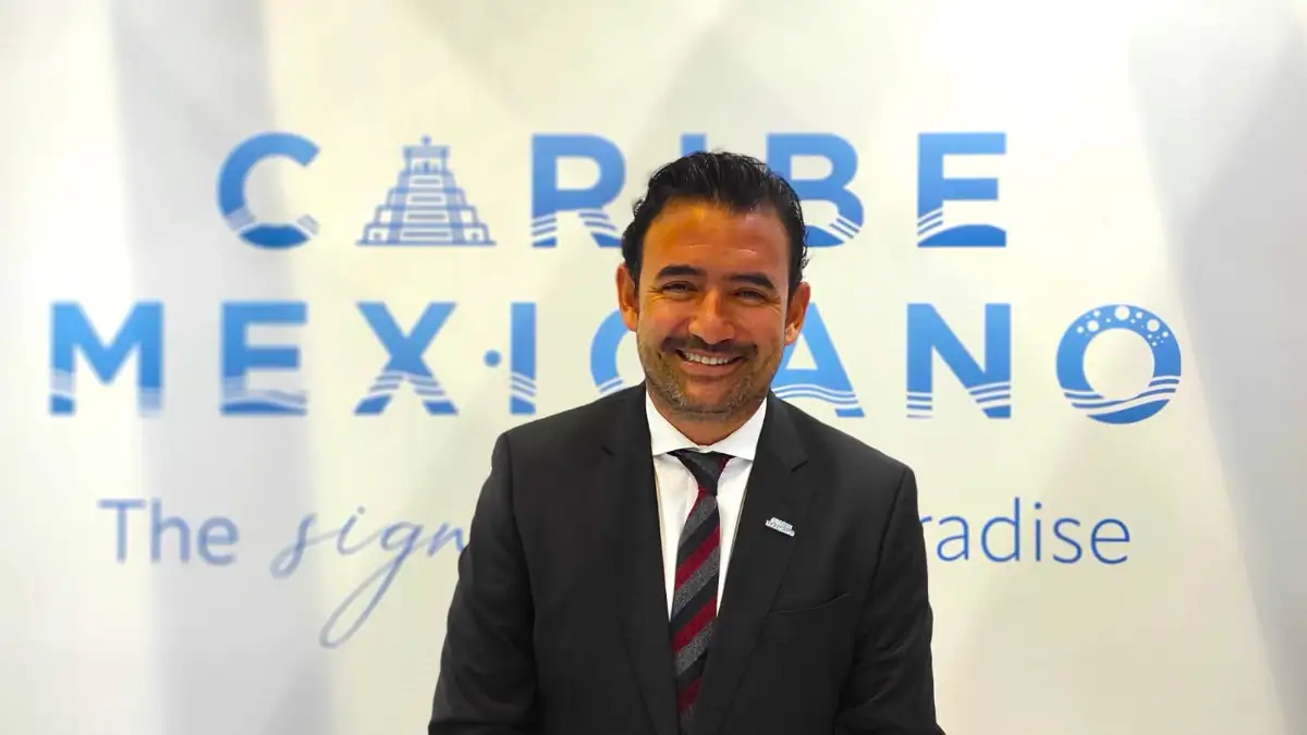 Andrés Martínez, Director del Consejo de Promoción Turística de Quintana Roo, brindó una actualización sobre la campaña «Caribe Mexicano: Una Nueva Era» y los resultados obtenidos. En una reciente entrevista para Reporte Lobby, Martínez ofreció un análisis detallado del impacto de la campaña en el mercado turístico global y los planes futuros. La campaña ha logrado un incremento del 15% en la cantidad de clics en los sitios web de aerolíneas y hoteles, evidenciando una respuesta positiva del público objetivo. El director del CPTQ destacó que el portal de la campaña se ha adaptado en más de 3000 variantes diferentes para reflejar ciudades como Ciudad de México, París y Nueva York, dependiendo de la ubicación del usuario. Esta adaptación permite una conexión más relevante con el potencial turista. Caribe Mexicano nuevos segmentos La campaña también se ha ajustado para atraer a distintos segmentos de turistas. «Hemos segmentado la campaña para captar el interés de diferentes tipos de viajeros, como familias, parejas y grupos de amigos. Además, el contenido del portal se adapta para eventos específicos, como ferias de reuniones, que requieren un enfoque diferente», explicó Martínez. Esta personalización ha sido clave para la aceptación en diversos mercados y para responder a las necesidades cambiantes de los turistas. Martínez sugirió que la campaña «Caribe Mexicano: Una Nueva Era» podría mantenerse activa hasta la temporada invernal, con la posibilidad de introducir una nueva campaña en verano del próximo año. «Los resultados hasta ahora han sido positivos en términos de reservas y clics. Si los números continúan siendo favorables, mantendremos la campaña en curso. La meta es asegurar que la campaña siga siendo efectiva mientras continúe mostrando buenos resultados», comentó Andrés Martínez. La medición del rendimiento de la campaña se realiza a través de la cantidad de clics generados y el destino de estos clics. El CPTQ trabaja en colaboración con socios comerciales, como aerolíneas y operadores turísticos, para maximizar el impacto y alcance de la campaña.