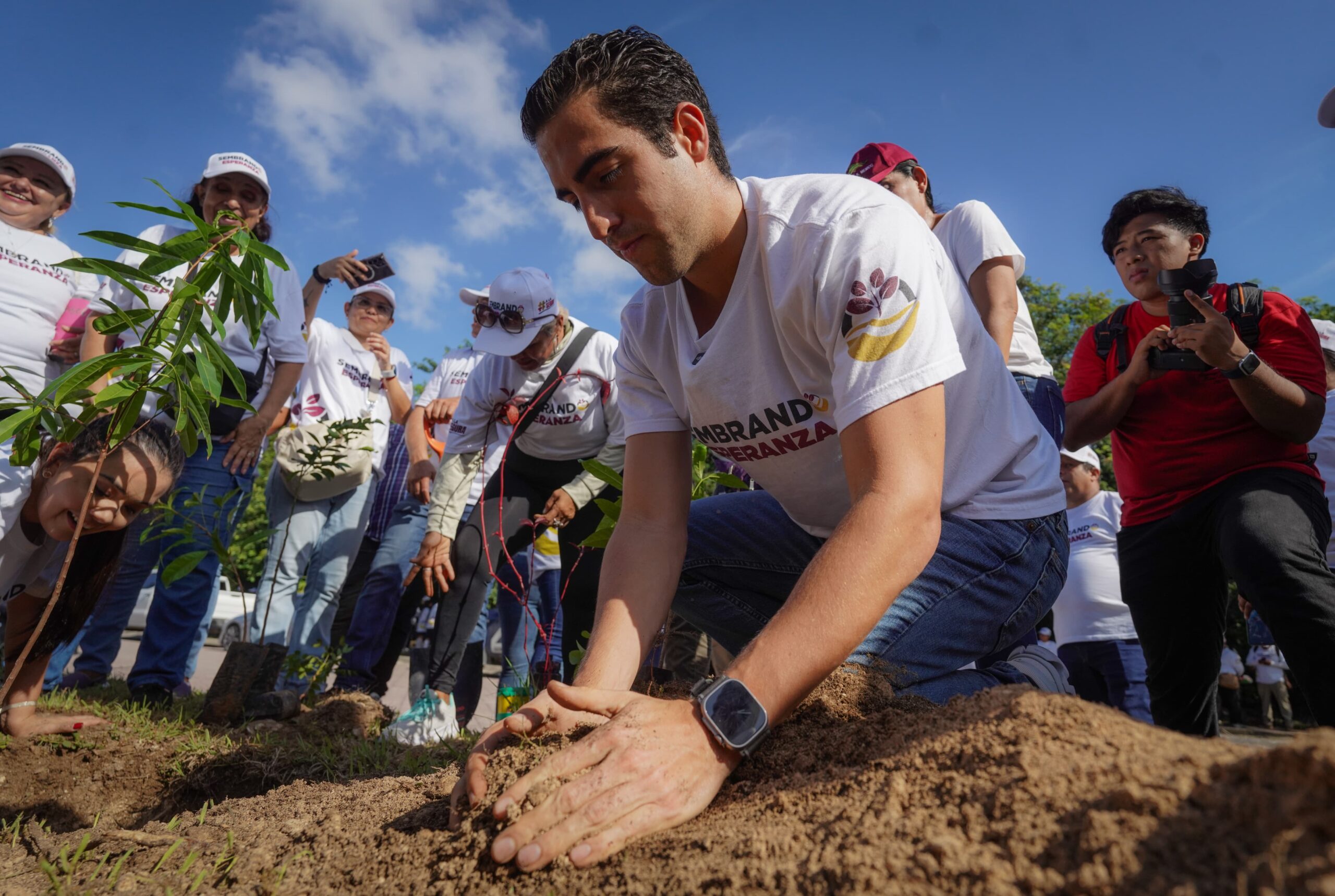 Gino Segura continúa "Sembrando Esperanza" en Solidaridad